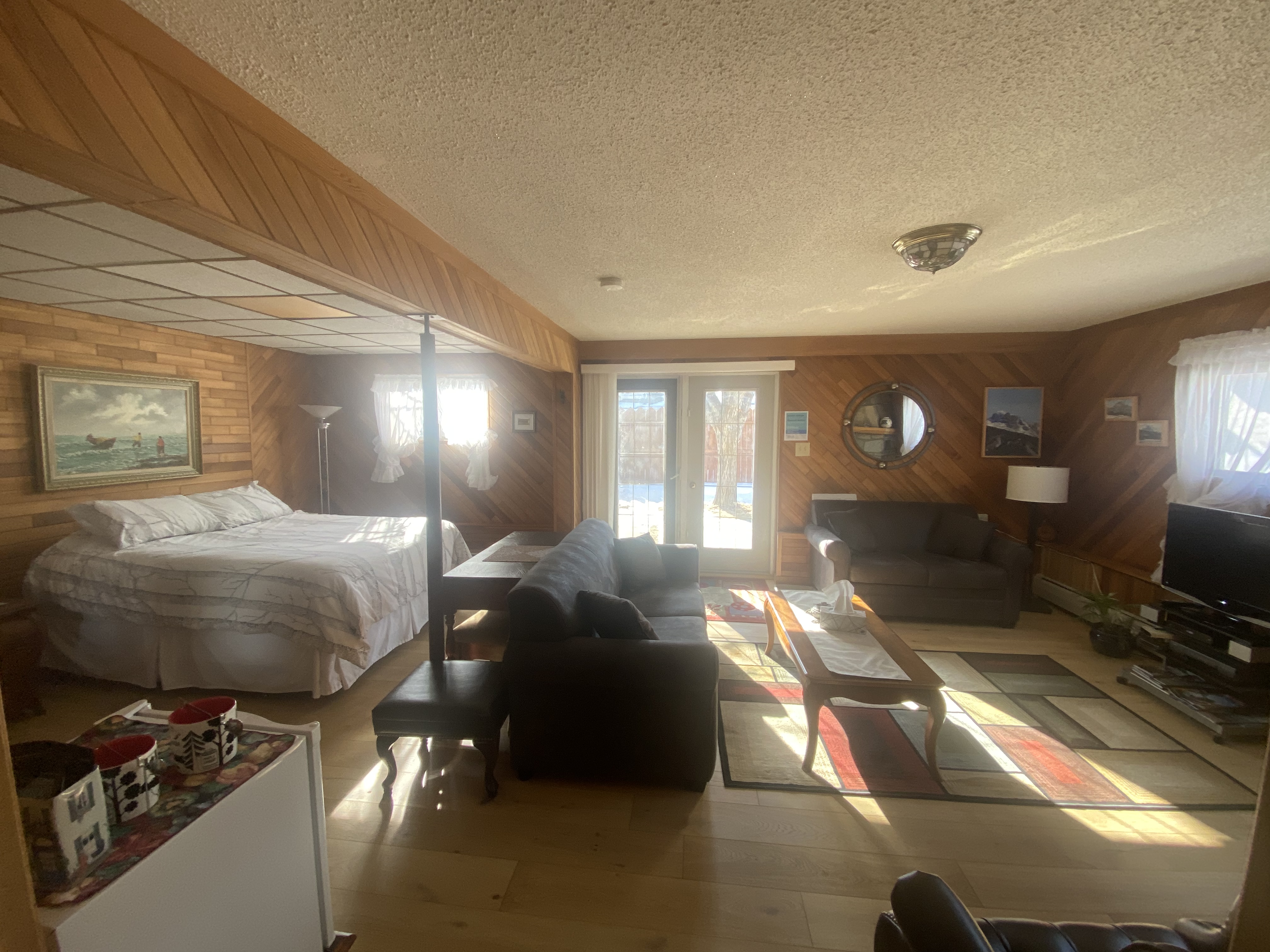 Rocky Mountain Rooms - image on stayinjasper.com